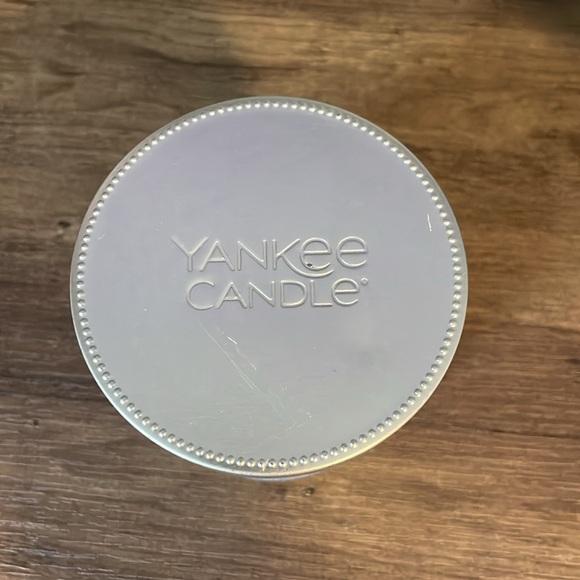 Yankee Candle Over the River 7oz Candle - Picture 2 of 4